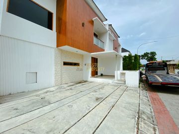 RUMAH 2 LANTAI DESAIN MODERN DI SAMPING JL.RAYA TAJEM