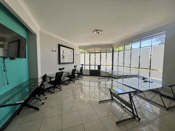 Casa en Venta en Esquina con Estilo Único y Gran Plazoleta, Colonia Moderna, Guadalajara