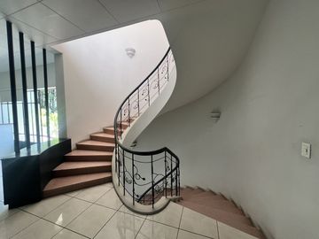 Casa en Venta en Esquina con Estilo Único y Gran Plazoleta, Colonia Moderna, Guadalajara
