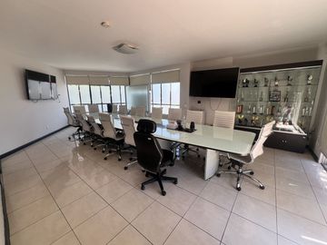 Casa en Venta en Esquina con Estilo Único y Gran Plazoleta, Colonia Moderna, Guadalajara