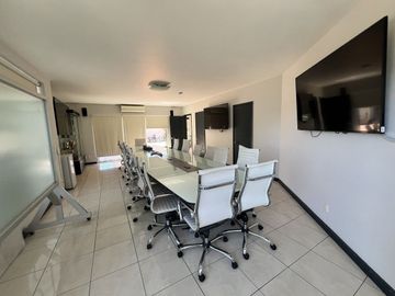Casa en Venta en Esquina con Estilo Único y Gran Plazoleta, Colonia Moderna, Guadalajara