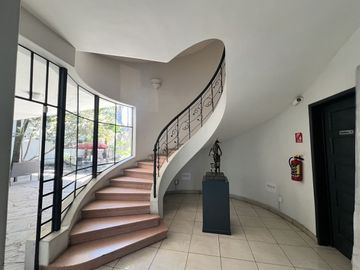 Casa en Venta en Esquina con Estilo Único y Gran Plazoleta, Colonia Moderna, Guadalajara
