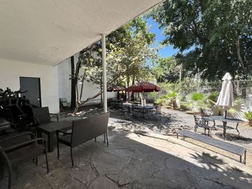 Casa en Venta en Esquina con Estilo Único y Gran Plazoleta, Colonia Moderna, Guadalajara