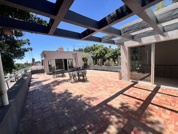 Casa en Venta en Esquina con Estilo Único y Gran Plazoleta, Colonia Moderna, Guadalajara