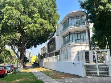 Casa en Venta en Esquina con Estilo Único y Gran Plazoleta, Colonia Moderna, Guadalajara