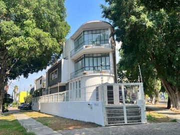 Casa en Venta en Esquina con Estilo Único y Gran Plazoleta, Colonia Moderna, Guadalajara