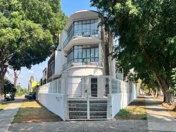 Casa en Venta en Esquina con Estilo Único y Gran Plazoleta, Colonia Moderna, Guadalajara
