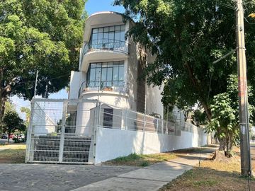 Casa en Venta en Esquina con Estilo Único y Gran Plazoleta, Colonia Moderna, Guadalajara