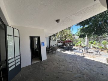 Casa en Venta en Esquina con Estilo Único y Gran Plazoleta, Colonia Moderna, Guadalajara