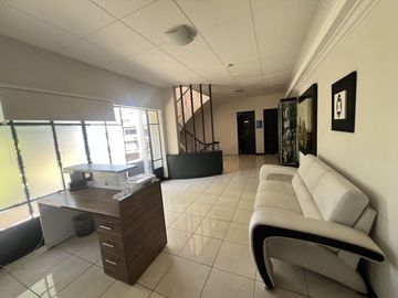 Casa en Venta en Esquina con Estilo Único y Gran Plazoleta, Colonia Moderna, Guadalajara