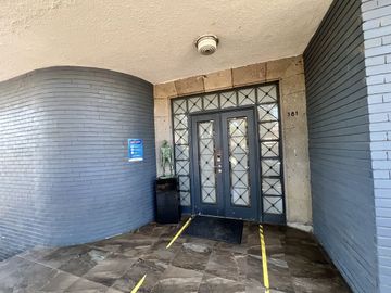Casa en Venta en Esquina con Estilo Único y Gran Plazoleta, Colonia Moderna, Guadalajara