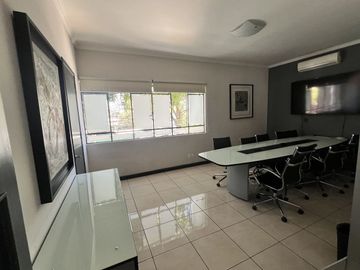 Casa en Venta en Esquina con Estilo Único y Gran Plazoleta, Colonia Moderna, Guadalajara