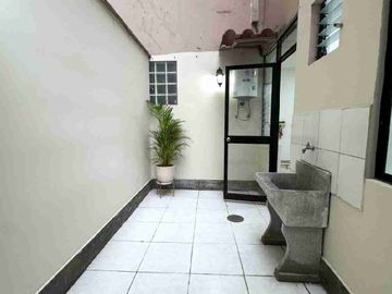 primer piso limite con miraflores 104 metros