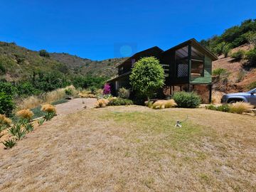 Vendo casa en condominio Los Maitenes en terreno de 7.547m2.