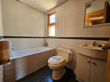 Vendo casa en condominio Los Maitenes en terreno de 7.547m2.