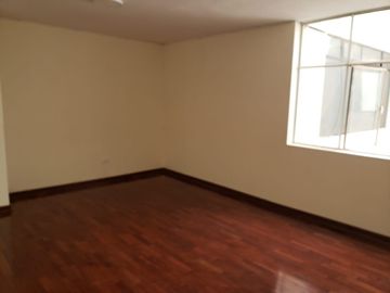 AMPLIO DEPARTAMENTO FRENTE A  PARQUE MAGADALENA/SAN ISIDRO