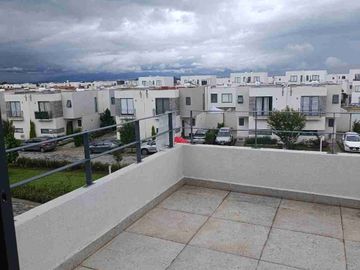 CASA CON AMPLIO JARDIN EN CALIMAYA, VILLAS DEL CAMPO