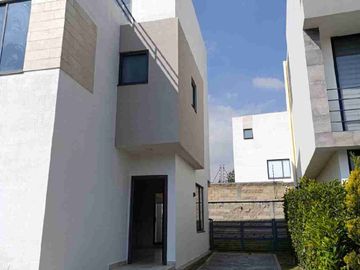 CASA CON AMPLIO JARDIN EN CALIMAYA, VILLAS DEL CAMPO