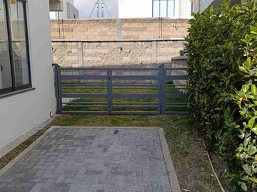 CASA CON AMPLIO JARDIN EN CALIMAYA, VILLAS DEL CAMPO