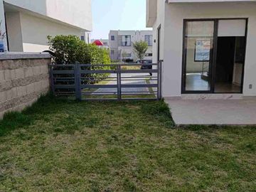 CASA CON AMPLIO JARDIN EN CALIMAYA, VILLAS DEL CAMPO