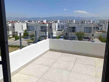 CASA CON AMPLIO JARDIN EN CALIMAYA, VILLAS DEL CAMPO