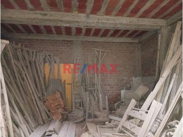 Casa En Venta Con Cochera Y Local