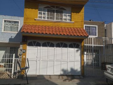 VENDO CASA EN COLINAS DE SANTA JULIA