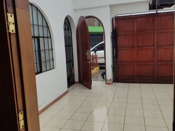 Venta De Hermosa Casa Con Piscina En Chorrillos - Cedros De Villa 3 - Frente A Parque Fovipol - Precio Negociable!