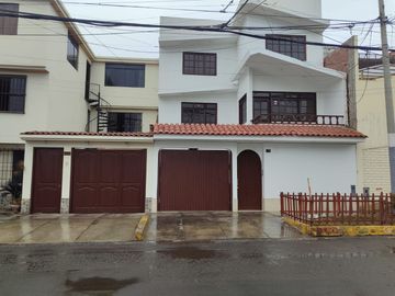 Venta De Hermosa Casa Con Piscina En Chorrillos - Cedros De Villa 3 - Frente A Parque Fovipol - Precio Negociable!