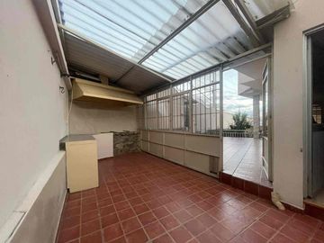 amplia casa en venta con mini suite incluida en san Sebastián cerca de Racar