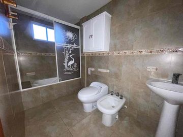 amplia casa en venta con mini suite incluida en san Sebastián cerca de Racar