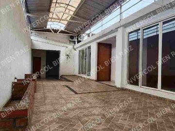 SE VENDE ESPECTACULAR CASA COMERCIAL EN EL BARRIO SALESIANOS
