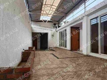 SE VENDE ESPECTACULAR CASA COMERCIAL EN EL BARRIO SALESIANOS