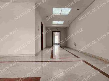 SE VENDE ESPECTACULAR CASA COMERCIAL EN EL BARRIO SALESIANOS