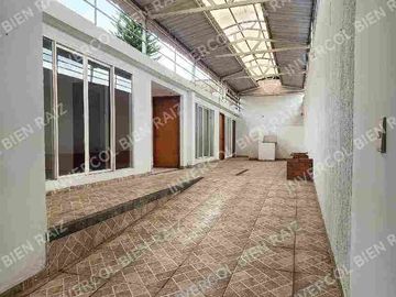 SE VENDE ESPECTACULAR CASA COMERCIAL EN EL BARRIO SALESIANOS