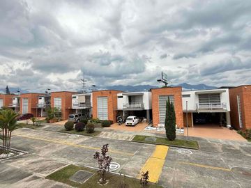 Se vende casa en Armenia vía La Tebaida