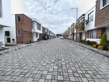 🏡 CASA A ESTRENAR EN PUEMBO – CONJUNTO TRIANA