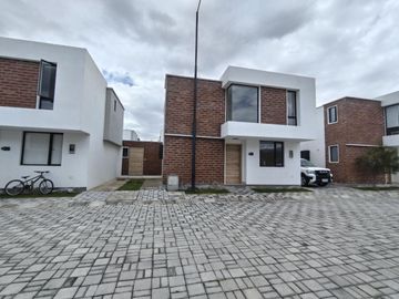 🏡 CASA A ESTRENAR EN PUEMBO – CONJUNTO TRIANA