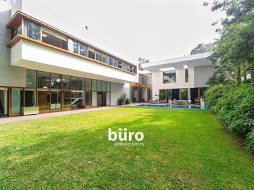 IMPRESIONANTE MANSIÓN DE LUJO EN ZONA PREMIUM SAN ISIDRO A 2 CUADRAS DE DASSO