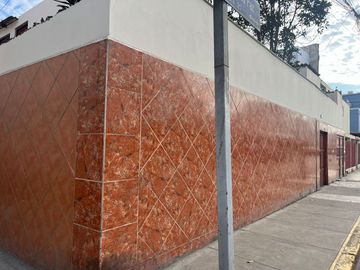 AMPLIA CASA EN ESQUINA, UBICADA EN PLENA AV. LA PAZ, COLINDANTE CON EL MALECÓN Y LA ENCANTADORA PLAZA CIUDAD DE PAPEL.