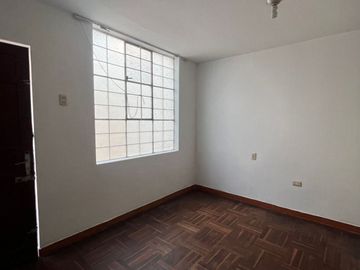 AMPLIA CASA EN ESQUINA, UBICADA EN PLENA AV. LA PAZ, COLINDANTE CON EL MALECÓN Y LA ENCANTADORA PLAZA CIUDAD DE PAPEL.