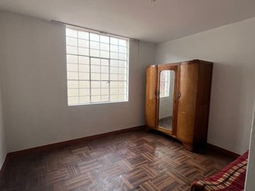 AMPLIA CASA EN ESQUINA, UBICADA EN PLENA AV. LA PAZ, COLINDANTE CON EL MALECÓN Y LA ENCANTADORA PLAZA CIUDAD DE PAPEL.