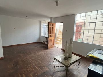 AMPLIA CASA EN ESQUINA, UBICADA EN PLENA AV. LA PAZ, COLINDANTE CON EL MALECÓN Y LA ENCANTADORA PLAZA CIUDAD DE PAPEL.