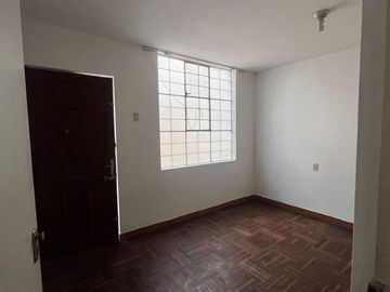 AMPLIA CASA EN ESQUINA, UBICADA EN PLENA AV. LA PAZ, COLINDANTE CON EL MALECÓN Y LA ENCANTADORA PLAZA CIUDAD DE PAPEL.