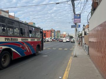 AMPLIA CASA EN ESQUINA, UBICADA EN PLENA AV. LA PAZ, COLINDANTE CON EL MALECÓN Y LA ENCANTADORA PLAZA CIUDAD DE PAPEL.