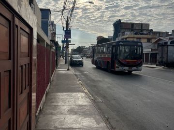 AMPLIA CASA EN ESQUINA, UBICADA EN PLENA AV. LA PAZ, COLINDANTE CON EL MALECÓN Y LA ENCANTADORA PLAZA CIUDAD DE PAPEL.