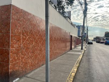 AMPLIA CASA EN ESQUINA, UBICADA EN PLENA AV. LA PAZ, COLINDANTE CON EL MALECÓN Y LA ENCANTADORA PLAZA CIUDAD DE PAPEL.