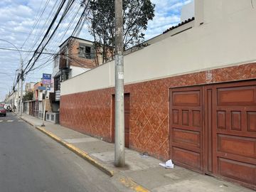 AMPLIA CASA EN ESQUINA, UBICADA EN PLENA AV. LA PAZ, COLINDANTE CON EL MALECÓN Y LA ENCANTADORA PLAZA CIUDAD DE PAPEL.