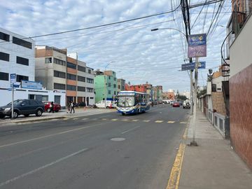 AMPLIA CASA EN ESQUINA, UBICADA EN PLENA AV. LA PAZ, COLINDANTE CON EL MALECÓN Y LA ENCANTADORA PLAZA CIUDAD DE PAPEL.