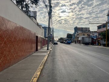 AMPLIA CASA EN ESQUINA, UBICADA EN PLENA AV. LA PAZ, COLINDANTE CON EL MALECÓN Y LA ENCANTADORA PLAZA CIUDAD DE PAPEL.